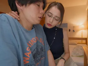 Bố đột ngột qua đời để lại cậu con trai nghiện tự sướng sống với má kế