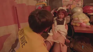 Sang nhà thằng bạn chơi, thanh niên chịch luôn má bạn đang thiếu thốn