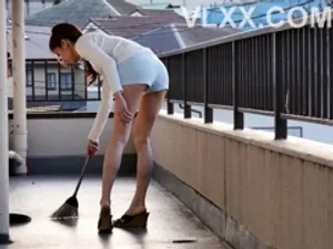 Cậu học sinh cu khỏe giúp cô giáo Miu Shiromine khỏi ốm